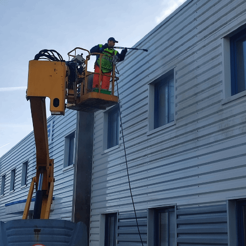 CNH-Nettoyage de bardage façade intervention en cours